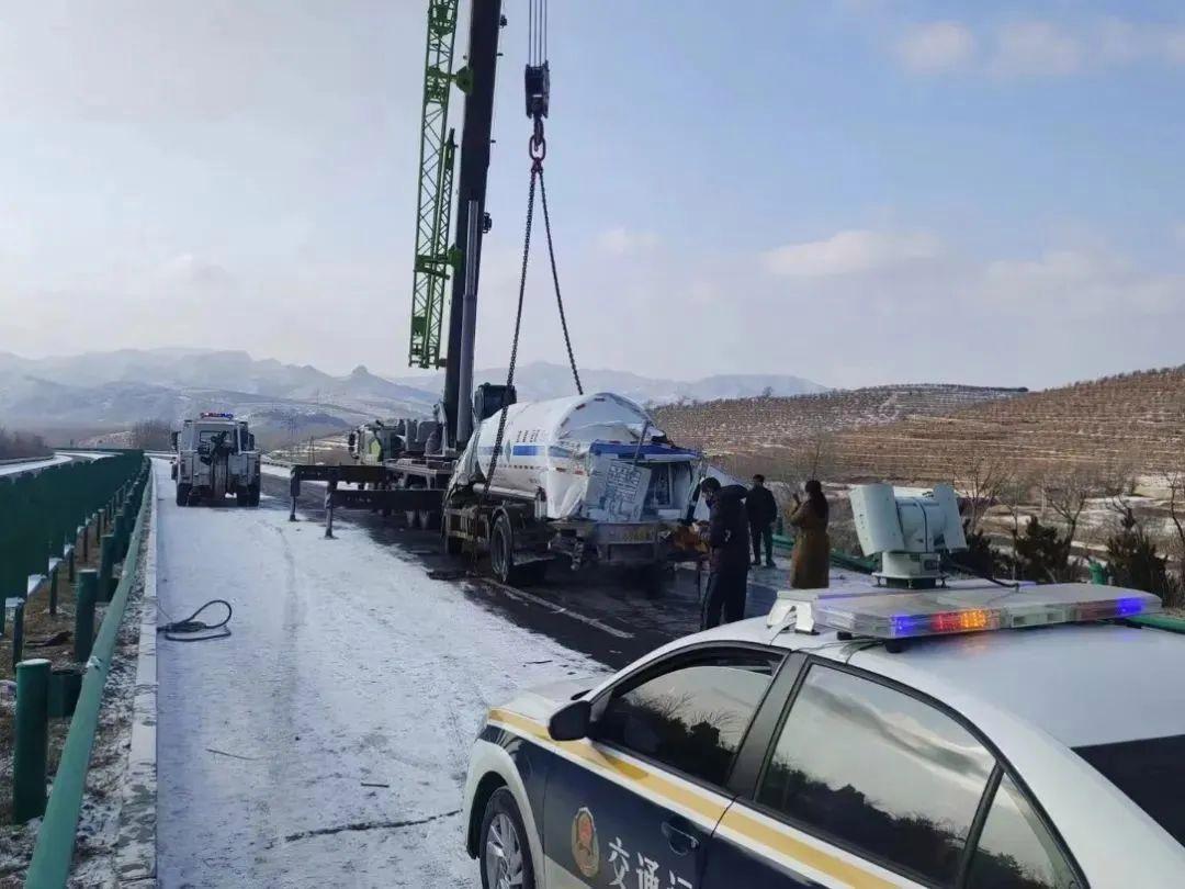 救援事故車輛側(cè)翻責(zé)任劃分_車輛側(cè)翻事故救援_救援車翻車